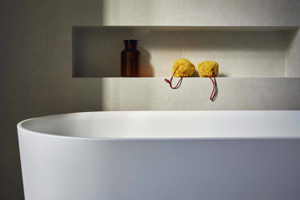 Salle de bain en carrelage gris, niche encastrée. Réalisé par nos carreleur à Vevey.