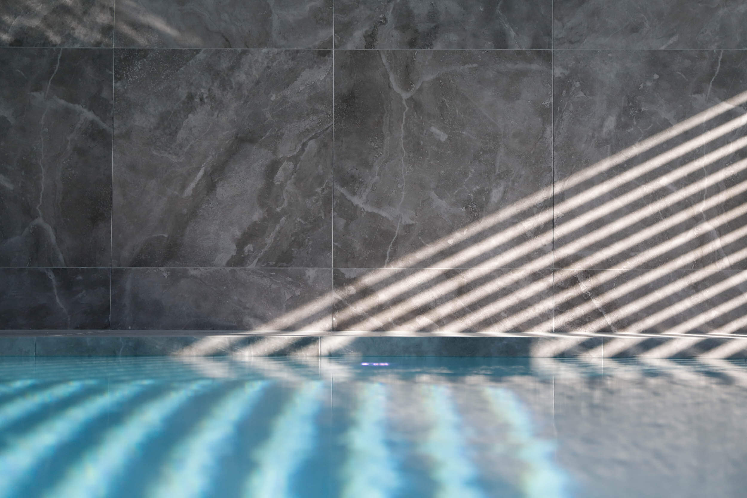 Piscine et carrelage, carrelage utilisé pour la bassin et pour la pièce autour