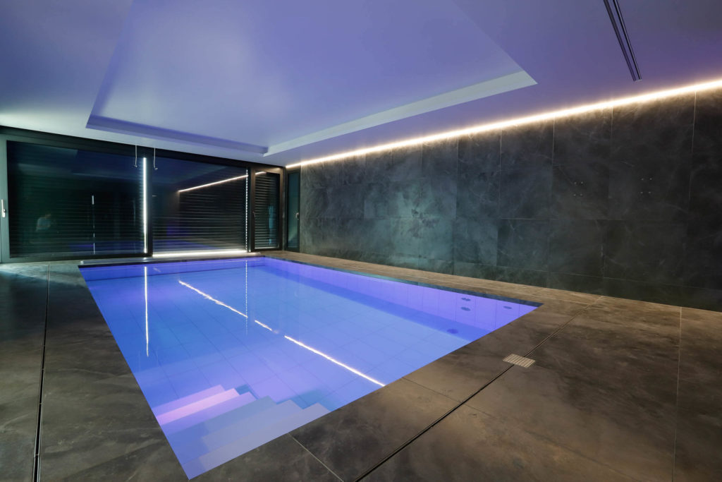 Piscine bleu avec des carreaux grand format avec led à Neuchâtel.