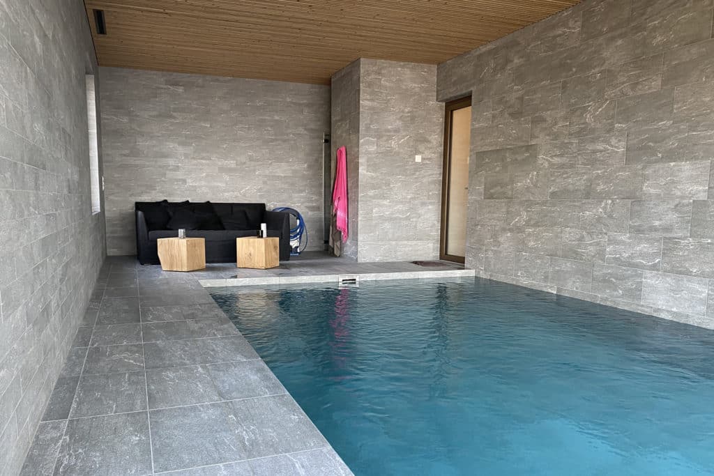 Piscine en carrelage et grès cérame à Belmont-sur-Lausanne. Vaud