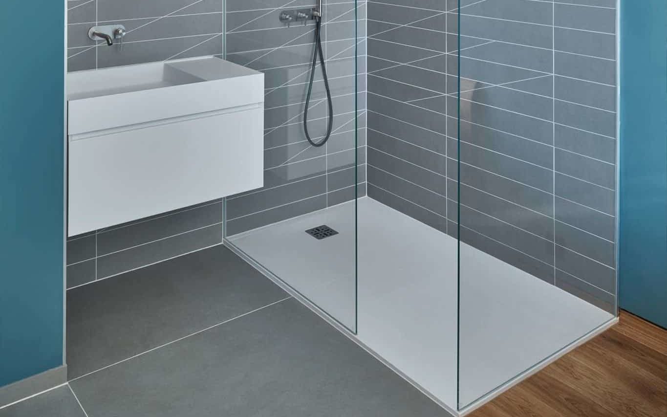 Douche italienne avec carrelage et bois dans une salle de bain moderne. Carreaux avec découpe design